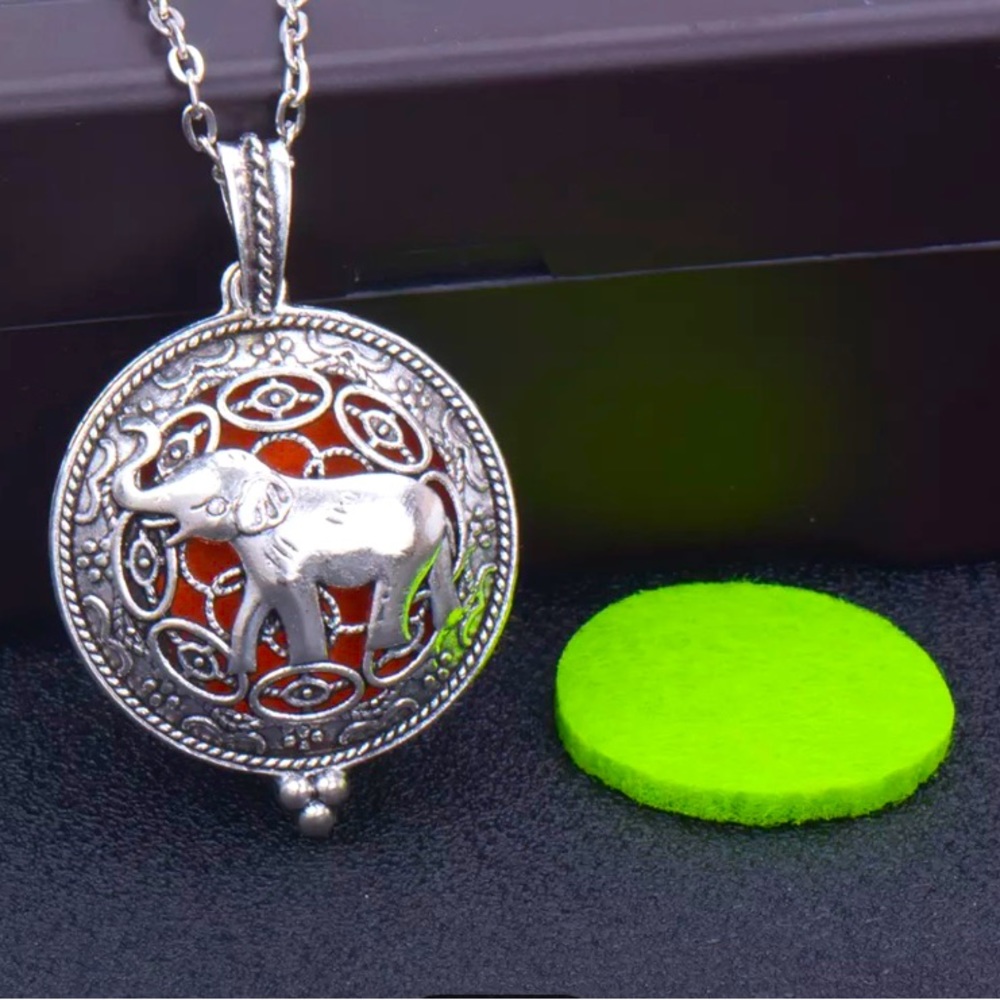 New Zinc Alloy Vintage Elephant Aromatherapy Diffuser Pendant Locket Necklace